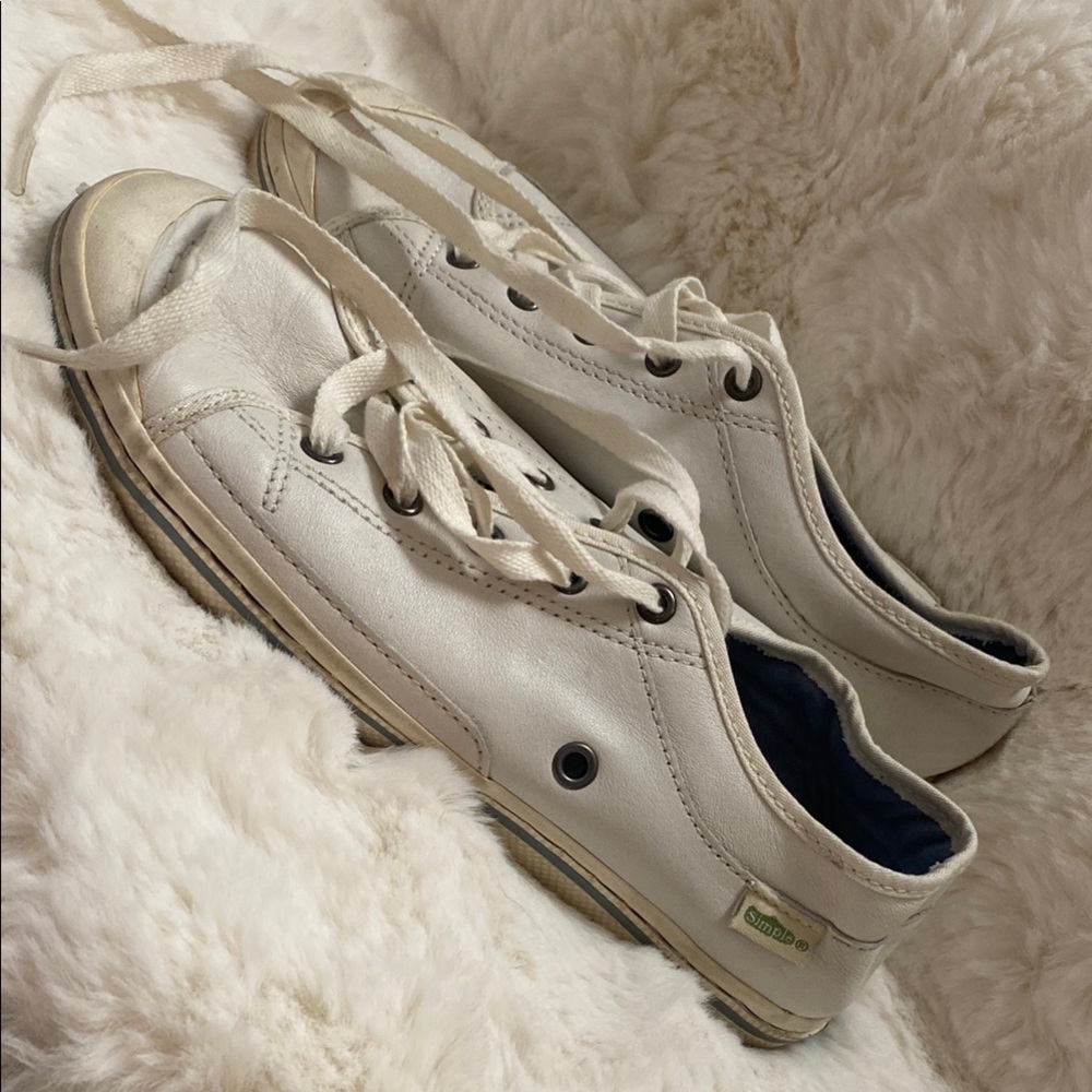 White Simple Sneakers